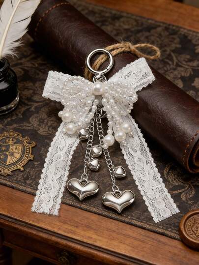 Móc khóa hình nơ, trái tim đính ngọc trai và chuông nhỏ, thích hợp để trang trí túi xách, ba lô, túi đeo chéo, tạo thêm phong cách lãng mạn, cổ tích Y2K, phù hợp cho những ai yêu thích thẩm mỹ nơ, thời trang Y2K và phong cách cổ tích, thích hợp cho các buổi đi chơi hàng ngày, hẹn hò, đám cưới, tiệc tùng, trà chiều và các dịp khác.