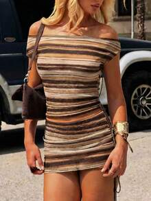 Bộ đồ nữ kiểu dáng thường ngày, gồm áo trễ vai kẻ sọc màu caramel và chân váy mini ôm sát xếp ly, phong cách nghỉ mát, mùa hè. - Sọc nâu - Xem 2