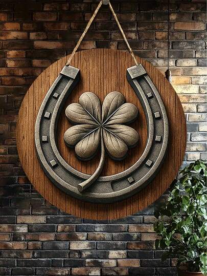 2D平面圆形木质标牌，采用2D平面设计，图案为幸运符，包括马蹄铁和四叶草，尺寸为10/12英寸。非常适合装饰家居、车库、餐厅或咖啡馆的墙壁。