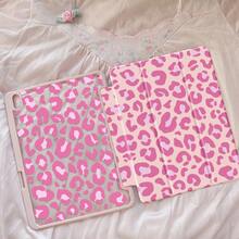 这款精美可爱的卡通动漫粉色豹纹双面亚克力水晶透明后盖，防震耐用，适用于第7代、第8代（10.2英寸）和第10代iPad。它内置笔槽，支持睡眠/唤醒功能，并且可以折叠成多种支架形状。是节日送礼的理想之选。 - 粉色 - 查看 1