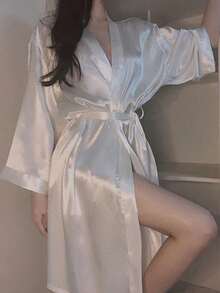 一件纯色优雅系腰浴袍，性感短款缎面丝绸睡衣，轻盈针织睡袍，新娘晨袍，丝绸睡袍，婚礼晨袍，适合新娘、伴娘、居家及酒店穿着，婚礼季短款连衣裙，可作浴袍或睡衣穿着。 - 彩色 - 查看 4