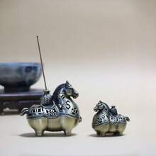 Escultura de caballo portador de riqueza | Quemador y difusor de aromaterapia de dos en uno, con diseño de bolsa de la fortuna y moneda hueca para el hogar y la oficina - 1PC - Ver 1