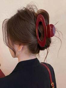 This High-End Hollow Oval-Shaped Chocolate Brown Fashion Hair Claw Is A Popular Large Shark Tooth Hair Clip For Autumn And Winter. Made Of Thickened Material, It Has A Firm Grip. Suitable For Thick Hair, It Is An Ideal Choice For Parties, Gatherings, And Urban Commuting, And Also Makes A Great Gift For Women. This Elegant Hair Claw Has A Simple And Versatile Design, Making It A Seasonal Gift And Fashionable Accessory. Suitable For Thick Hair. Women Bandanas Winter Hair Accessories - 酒紅色 - 查看 7