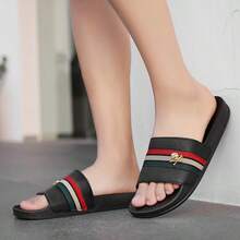 2026 Nuevas Sandalias de Hombre para Primavera/Verano con Decoración Especial de Calavera Dorada y Diseño de Rayas Tricolor, Suaves, de EVA Plana, Antideslizantes, para Uso Interior/Exterior, Cómodas y Duraderas, Adecuadas para Uso Diario, Vacaciones y Tiempo Libre - Negro - Ver 9