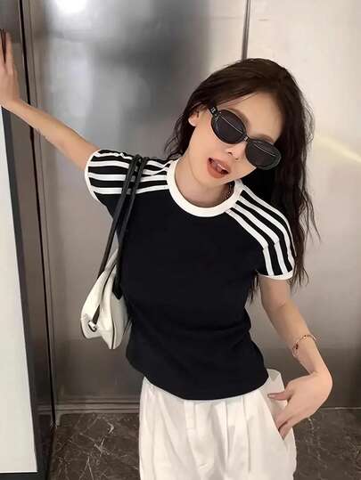 4-Stripe 女款学生简约黑色街头风休闲通勤个性化 Y2K 修身性感圆领短袖 T 恤，春夏款