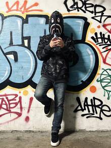 Buzo Unisex con Capucha Camuflaje Bordado de Tiburón | Cremallera Completa, Tejido Peso Medio-Ligero | Sudadera Casual de Moda para Parejas, Estilo Urbano y Callejero | Ideal para Uso Diario, Citas a Juego o Looks Coordinados | Abrigo Cómodo y Versátil para Hombre y Mujer - Gris Oscuro - Ver 6