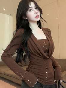 Bộ 2 chiếc áo croptop dài tay cổ thấp dáng ôm sát đính đinh tán phong cách Mỹ gợi cảm, thích hợp cho mùa xuân. - Màu cà phê - Xem 2