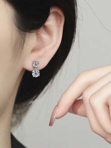 2只简约925纯银耳钉，5.0毫米2只，4.0毫米2只，0.7克拉莫桑石2颗，适合女性日常佩戴、派对、节日、情人节、母亲节、生日、婚礼、周年纪念日等场合。 - 銀色 - 查看 2