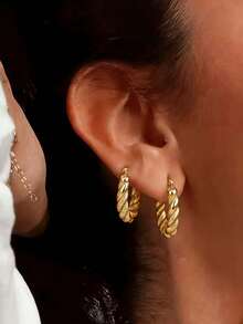 1 par de pendientes en forma de C retorcida chapados en oro de acero inoxidable. Estos son elegantes pendientes con patrón geométrico para mujeres, resistentes a la decoloración e hipoalergénicos, adecuados para todas las estaciones, perfectos para uso diario o como accesorios para fiestas y eventos. - Multicolor - Ver 1