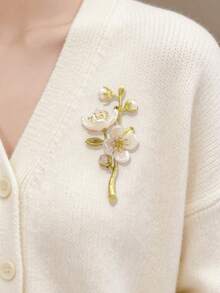 1Pcs Vintage Style Green Jasmine Flower Brooch With Pearl Accents Plant Botanical Floral Pin For Women Anti Slip Safety Clasp For Suits Blazers Dresses Shawls Elegant Pearl Corsage Leaf Design Accessory For Daily Wear Office Wedding Party Formal Events Thanksgiving Christmas Mothers Day Gift For Her Mom Wife Daughter Friend - trắng - Xem 3