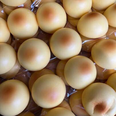 Dieses süße neue Sojamilch-Brot Plüschtier ist ein Muss für Stressabbau-Enthusiasten! Es hat eine einzigartige klebrige Textur, ein weiches und feuchtes Gefühl, ein lustiges Klebegefühl und einen langsamen Rückpralleffekt, genau wie echtes fluffiges Sojamilch-Brot.