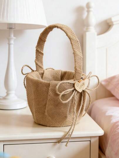 1个麻布婚礼花童篮，双心蝴蝶结设计，适合复古乡村婚礼、婴儿派对等场合。