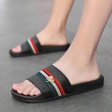 2026 Nuevas Sandalias de Hombre para Primavera/Verano con Decoración Especial de Calavera Dorada y Diseño de Rayas Tricolor, Suaves, de EVA Plana, Antideslizantes, para Uso Interior/Exterior, Cómodas y Duraderas, Adecuadas para Uso Diario, Vacaciones y Tiempo Libre - Negro - Ver 6