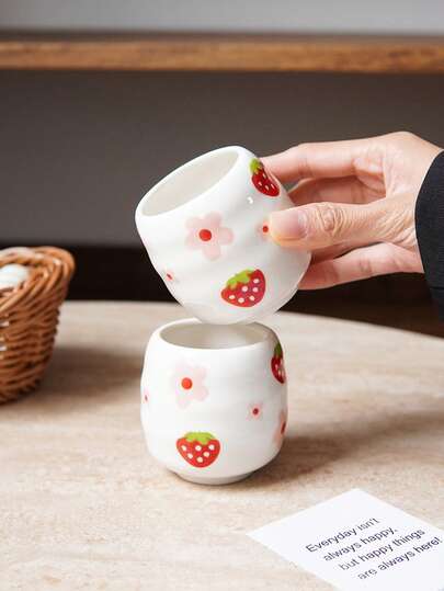 1个草莓花陶瓷茶杯，可爱优雅的水杯，抹茶/茶杯，小容量，适合居家日常饮水、下午茶、绿茶、红茶，可作礼物或节日装饰。