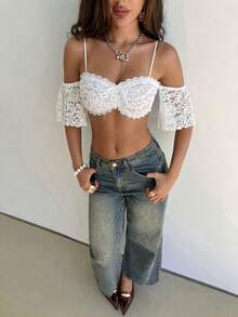 白色玫瑰蕾丝露肩短款上衣，细肩带设计，露背，荷叶边装饰，优雅休闲风格，适合夏季外出、海滩度假、派对之夜、简约日常穿着，波西米亚风情。 - 白色 - 查看 1