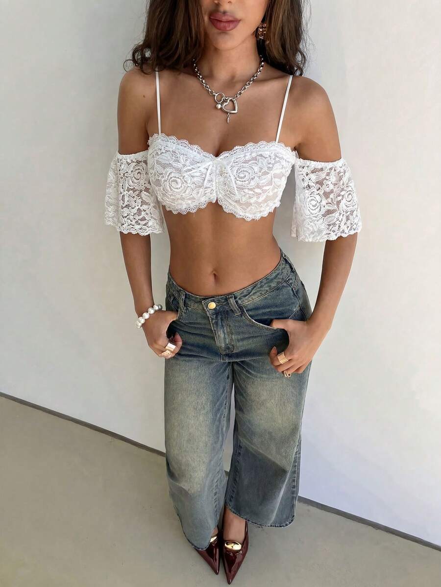 白色玫瑰蕾丝露肩短款上衣，细肩带设计，露背，荷叶边装饰，优雅休闲风格，适合夏季外出、海滩度假、派对之夜、简约日常穿着，波西米亚风情。 - 白色 - 查看 1