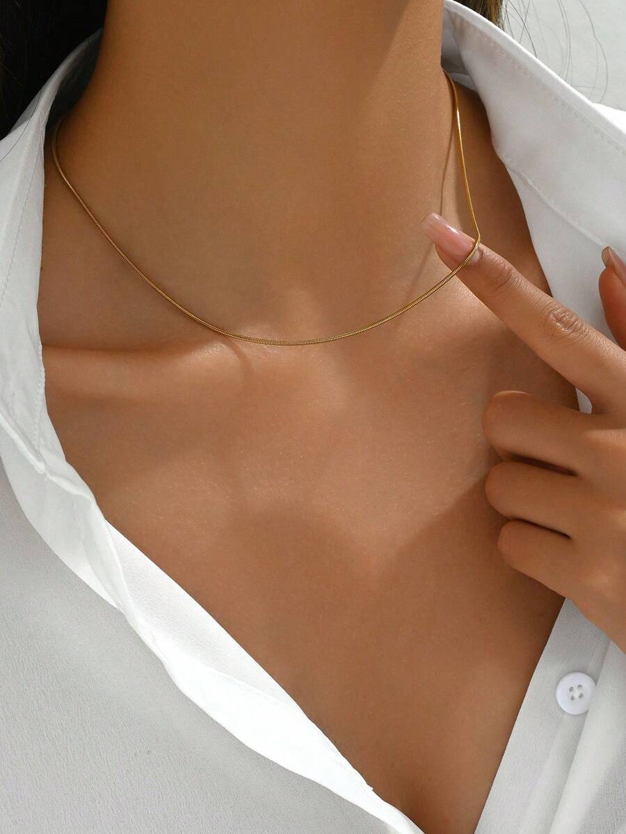 1 chiếc dây chuyền hình rắn tối giản bằng thép không gỉ, thích hợp để đeo hàng ngày.