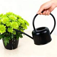 Bình tưới cây bằng sắt đen mờ, bình tưới có vòi dài dùng cho cây mọng nước và cây trồng trong nhà, bình hoa trang trí để bàn. Tưới tiêu làm vườn: Thích hợp để tưới hoa pansy, cây mọng nước, thảo mộc và các loại cây trồng trong nhà khác, vòi dài giúp tưới nước chính xác vào đất, giảm thiểu nước bắn tung tóe. Phụ kiện trang trí: Có thể dùng làm bình cắm hoa khô, hoặc đặt trên bàn làm việc, bệ cửa sổ để trang trí, phù hợp với phong cách nhà Bắc Âu, công nghiệp và tối giản hiện đại. - Bình tưới cây bằng sắt màu đen mờ - Xem 5