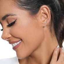 Pendientes de aro pequeños y delicados chapados en oro de 18k, aros pequeños con bisagra de acero quirúrgico de 18G para lóbulo, cartílago, hélix, rook, daith, concha, nariz, labio y perforaciones corporales. Accesorios de joyería versátiles perfectos para usar mientras nadas, te bañas, haces ejercicio. Excelentes para el Día de San Valentín, cumpleaños, Día de la Madre y sorpresas de vacaciones. - Multicolor - Ver 10