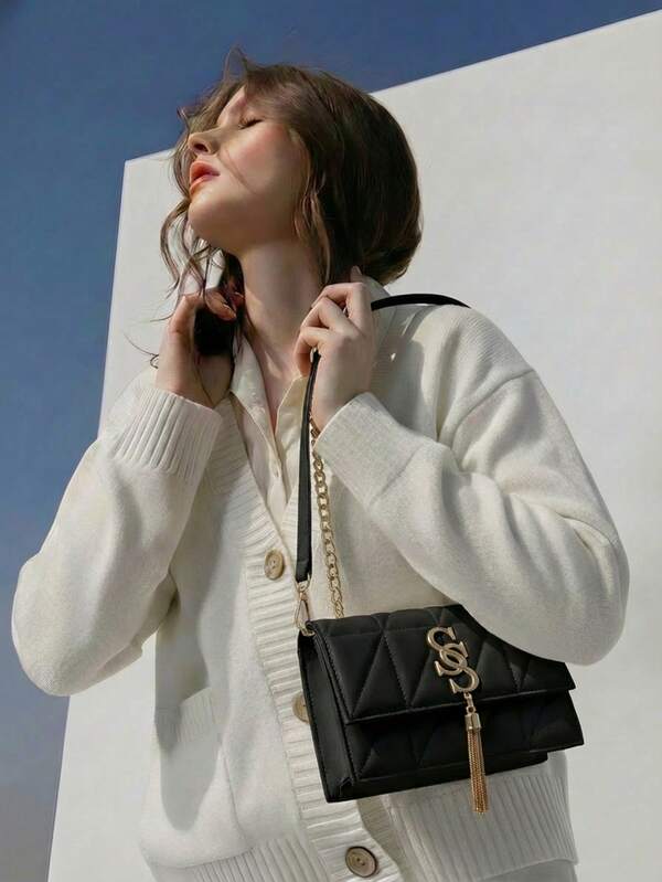 Bolso bandolera para mujer elegante pequeño en color negro y blanco, bolso de hombro con cadena dorada, bolso cruzado acolchado tipo rombos de PU con solapa y colgante decorativo, ideal para commuting, compras, uso diario, oficina, fiestas y regalo para mujer