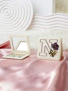 1个Y2K风格英文字母系列便携式化妆镜，可折叠轻巧便携，全皮材质，适合各种场合，可折叠方形口袋镜，复古花卉3D英文字母印花设计，180°翻盖，多功能 - 彩色 - 查看 19