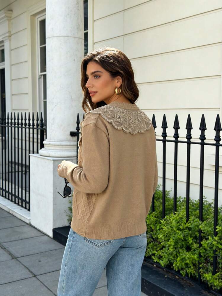 Cardigan de punto para mujer - top con cuello en V, tejido suave y cálido con textura de punto en rombo y detalles de encaje blanco decorativo en el cuello y hombros, cierre con botones metálicos - Estilo elegante casual con toque romántico - Ideal para uso diario y capas en primavera y otoño - Marrón - Añade 3