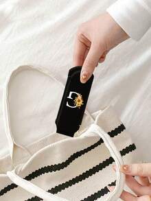 Espejo de maquillaje plegable 2 en 1 negro - Impreso con patrón de girasol y baya; Iniciales A-Z, esencial de belleza y viaje moderno, espejo de maquillaje con peine plegable, ideal para viajes y uso al aire libre, peine de doble propósito con cojín de aire y peine de masaje del cuero cabelludo. Para peluquería, salón de belleza, productos para el cabello, cuidado del cabello, accesorios para el cabello, kit de herramientas para el cabello, kit de herramientas para el cabello para peluquería, salón de belleza, hogar, viaje esencial - Multicolor - Ver 6