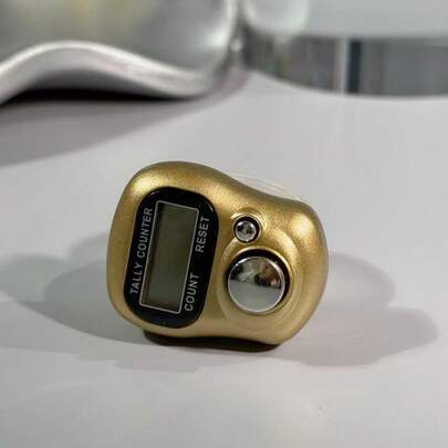 ミニマリストな金属調の電子数珠カウンター - ABSマテリアル、イスラム教のタスビー。コンパクトで持ち運びやすく、日常使いや業務用に適しています。手動ボタンによる数珠数え、ランダムカラーのカウンターリング、電卓アクセサリー、店舗や業務用に適用できます。