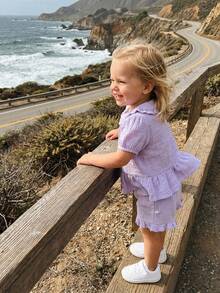 Conjunto de verano para niñas pequeñas, camiseta de manga corta con botones y dobladillo con volantes y pantalones cortos elásticos, ropa bonita de 2 piezas - Morado - Ver 6