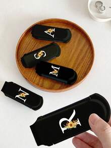 Espejo de maquillaje plegable 2 en 1 negro - Impreso con patrón de girasol y baya; Iniciales A-Z, esencial de belleza y viaje moderno, espejo de maquillaje con peine plegable, ideal para viajes y uso al aire libre, peine de doble propósito con cojín de aire y peine de masaje del cuero cabelludo. Para peluquería, salón de belleza, productos para el cabello, cuidado del cabello, accesorios para el cabello, kit de herramientas para el cabello, kit de herramientas para el cabello para peluquería, salón de belleza, hogar, viaje esencial - Multicolor - Ver 4