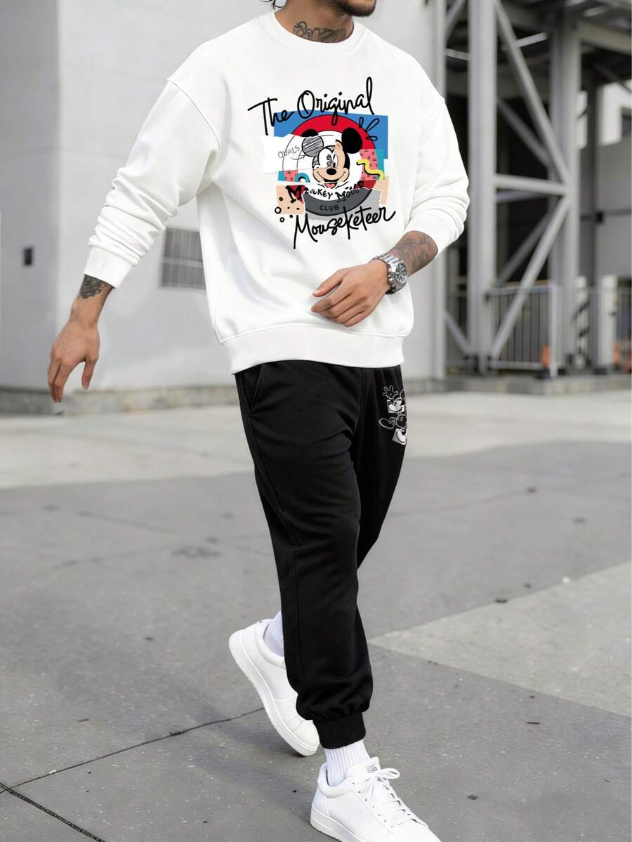 Disney 情人节睡衣礼盒套装。白色圆领长袖卫衣，饰有米奇图案拼接设计，搭配黑色休闲运动裤。男士两件套。男士秋季服装。