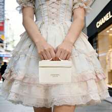 Túi đựng mỹ phẩm Chanel bằng nhung trắng, chất liệu dệt tinh tế, kiểu dáng nổi bật và khác biệt, quai xách tay, khóa kéo mạ vàng, kiểu dáng thời trang, thích hợp làm quà tặng, du lịch cao cấp và sử dụng hàng ngày. - trắng - Xem 3