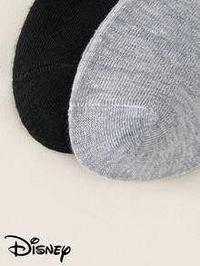 Disney 1/3/9/15 双装米奇老鼠袜子，采用经典的米奇设计元素。这款袜子为经典的黑色，带有小标签设计，配色简洁，透气性好，是一款百搭的基础款中筒袜，适合日常穿着或四季运动。另有白色和灰色纯色可选，设计时尚醒目。 - 彩色 - 查看 10