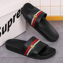 2026 Nuevas Sandalias de Hombre para Primavera/Verano con Decoración Especial de Calavera Dorada y Diseño de Rayas Tricolor, Suaves, de EVA Plana, Antideslizantes, para Uso Interior/Exterior, Cómodas y Duraderas, Adecuadas para Uso Diario, Vacaciones y Tiempo Libre - Negro - Ver 18