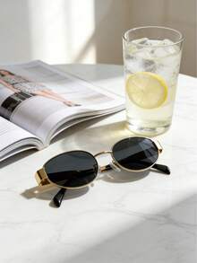 Óculos de Sol Vintage Feminino de Metal, Formato Oval - Acessório Retrô para Praia e Atividades ao Ar Livre, Ideal para Férias e Uso Diário - Dourado - Visão 3