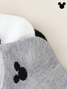 Disney 1/3/9/15 双装米奇老鼠袜子，采用经典的米奇设计元素。这款袜子为经典的黑色，带有小标签设计，配色简洁，透气性好，是一款百搭的基础款中筒袜，适合日常穿着或四季运动。另有白色和灰色纯色可选，设计时尚醒目。 - 彩色 - 查看 9