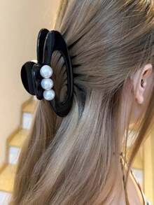 This High-End Hollow Oval-Shaped Chocolate Brown Fashion Hair Claw Is A Popular Large Shark Tooth Hair Clip For Autumn And Winter. Made Of Thickened Material, It Has A Firm Grip. Suitable For Thick Hair, It Is An Ideal Choice For Parties, Gatherings, And Urban Commuting, And Also Makes A Great Gift For Women. This Elegant Hair Claw Has A Simple And Versatile Design, Making It A Seasonal Gift And Fashionable Accessory. Suitable For Thick Hair. Women Bandanas Winter Hair Accessories - 酒紅色 - 查看 3