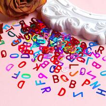 一盒全息字母环氧树脂亮片，包含闪亮的金色和银色大写字母形状，非常适合用于工艺品和珠宝制作。 - 彩色 - 查看 7