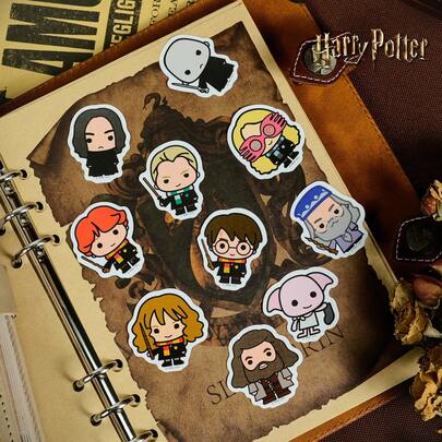 Harry Potter 1 包哈利波特贴纸，卡通涂鸦贴纸，包含哈利、赫敏、罗恩、海格、伏地魔、斯内普、马尔福、卢娜、多比等众多热门哈利波特角色，乙烯基材质，防水贴纸，适用于礼品包装、贺卡、相册装饰、DIY 手工艺品、笔记本装饰、粉丝派对手工、青少年及成人圣诞礼物[官方授权]