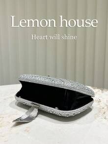 1 chiếc ví cầm tay sang trọng màu bạc ánh kim đính đá lấp lánh, thích hợp cho các dịp trang trọng như tiệc chiêu đãi, đám cưới, liên hoan dành cho nữ. - Bạc - Xem 7