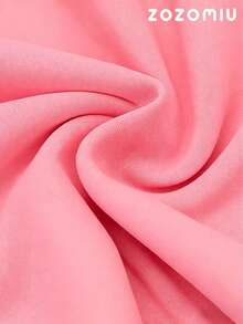 Sudadera estampada color rosa para mujer con diseño frontal de las Muñecas más Famosas en letras grandes estilo caricaturesco color rosa oscuro con detalles de halo y estrellas, capucha ajustable y bolsillo tipo canguro, ideal para un look juvenil, moderno, urbano y lleno de personalidad en cualquier temporada del año - Rosa - Ver 4