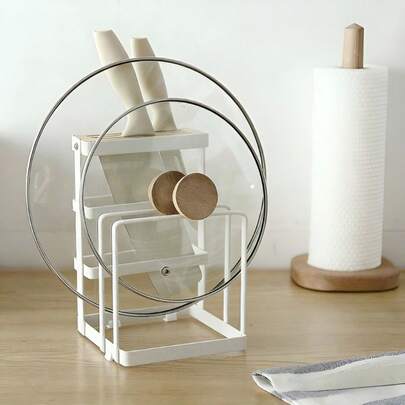 Stojak na noże z bambusową pokrywką. Na pokrywce znajdują się 4 rowki na noże – dwa długie i dwa krótkie – które pomieszczą wszystkie noże w Twojej kuchni. Dodatkowo, dwa dodatkowe metalowe rowki można wykorzystać do umieszczenia desek do krojenia, pokrywek od garnków itp.