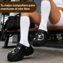 Sandalias para Mujer de EVA de Alta Calidad - Talón de 6 cm Ligero y Suave con Efecto Alargador, Antideslizantes y de Secado Rápido - Zapatos de mujer con diseño calado, decoración con lentejuelas DIY, estilo punk con suela gruesa y diseño calado, zapatos cómodos para el jardín,Zuecos de plataforma para mujer con elegantes accesorios metálicos, sandalias de plataforma estilo punk, fabricadas en material EVA cómodo y transpirable, adecuadas para paseos diarios y también para jardinería,Ultra Cómodas Sin Ruido, Resistentes al Olor y a la Suciedad, Fáciles de Limpiar, Diseño Minimalista Moda Aptas para Interior, Exterior, Playa y Uso Diario Prolongado. - Negro - Ver 2