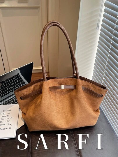 现代时尚撞色手提包，配有装饰肩带；时尚精致的褶皱设计单肩包；棕色调通勤手提包，适合秋冬季节；实用轻便，适合购物和日常使用；采用磁扣闭合；由耐磨的仿麂皮PU材质制成；适合作为礼物送给朋友，也适合购物、约会、工作通勤、拍照和度假。