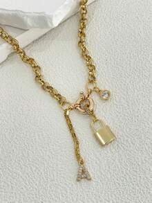 女士金色项链，配有甜甜圈扣，包含字母、圆形和锁形吊坠。时尚吸睛的设计，适合节日或派对佩戴。 - 金色 - 查看 2