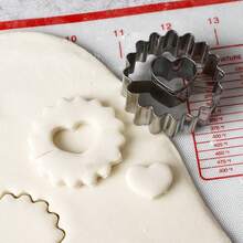 2件套不锈钢心形饼干模具，厨房烘焙工具套装，银色/金色可选，DIY翻糖蛋糕装饰，适用于婚礼、派对、圣诞节、开斋节等场合的饼干模具 - 彩色 - 查看 10