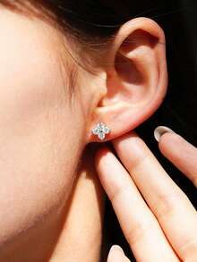 一对精致四叶草莫桑石耳钉，S925纯银，优雅小巧，女士订婚礼物，精美新娘首饰 - 銀色 - 查看 4