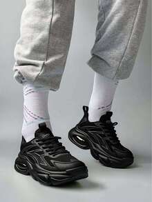 Zapatillas deportivas casuales para hombre con suela gruesa,Zapatillas de tenis con amortiguación de aire y suelas que absorben los impactos,Zapatillas deportivas de caña baja con malla transpirable,Suelas antideslizantes de goma con excelente resistencia al desgaste,Zapatos casuales de moda retro para hombre,Ideal para desplazamientos diarios, actividades al aire libre, reuniones, uso durante todo el año, muy práctico y con un estilo versátil para múltiples ocasiones - Negro - Ver 3