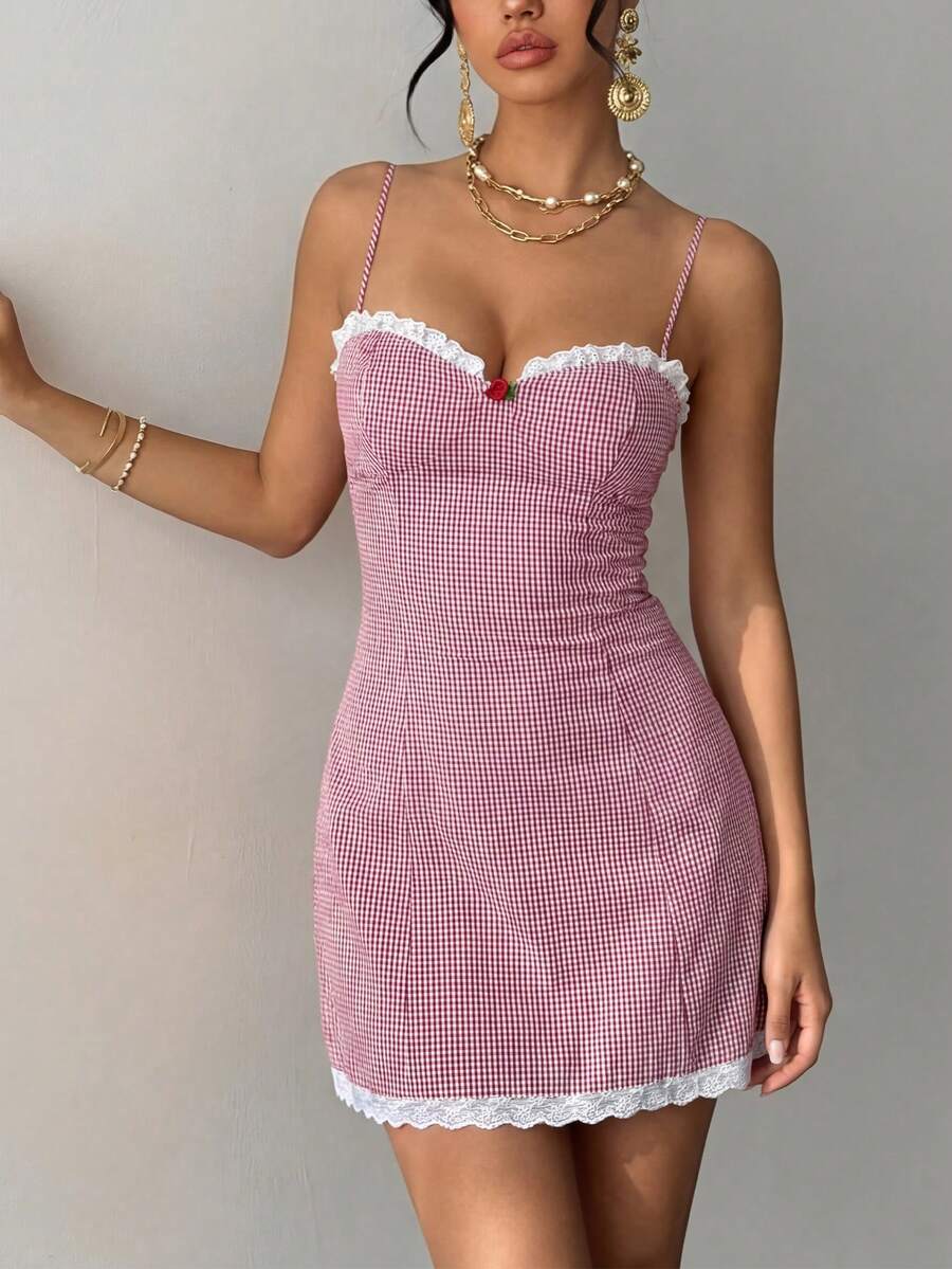 Faeriesty 这款女士红白格纹吊带心形领口迷你连衣裙，领口和下摆饰有白色蕾丝边，修身剪裁，A字裙摆——复古甜美性感别致风格，是咖啡约会、下午茶、夏日周末、城市漫步和休闲街头风的理想之选。 - 紅色 - 查看 1