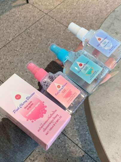 1瓶100毫升花香空气清新喷雾，送给女友、朋友或爱人的完美礼物，适合约会或表白场合。